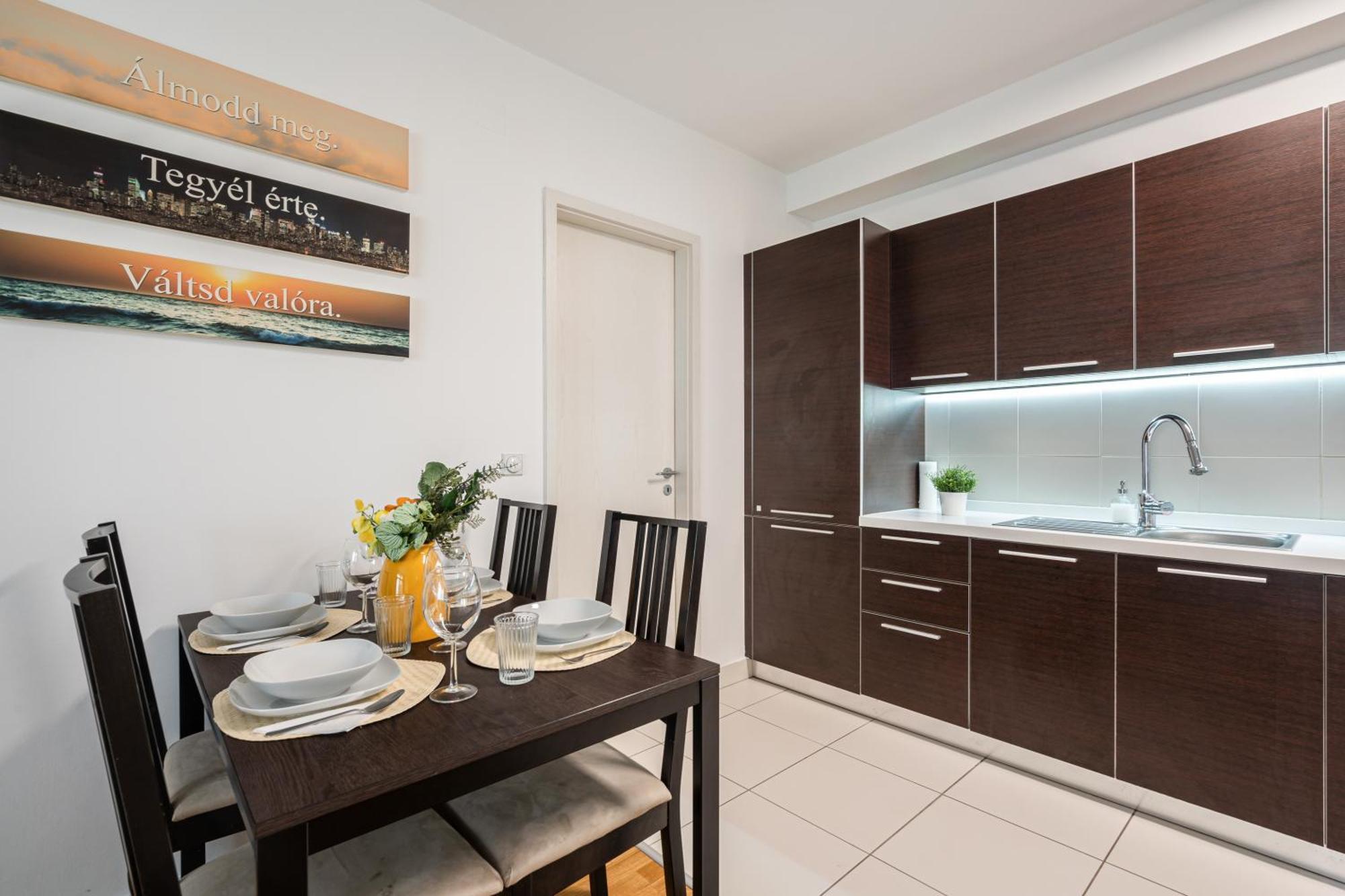 Home Of Serenity - 2 Bdr, Free Parking And Terrace 布达佩斯 外观 照片
